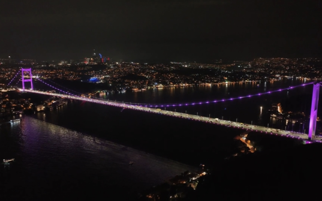 İstanbul’un iki köprüsü meme kanseri farkındalığı için aydınlatıldı